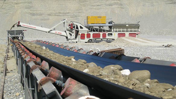 Hopper feeder reclaiming aggregate to overland conveyor 